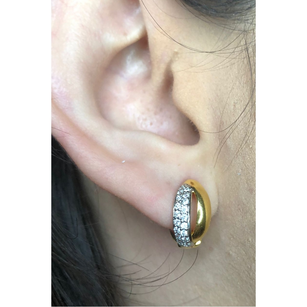 Brinco Argola com um Elo Liso e um Trabalhado em Zircônia
