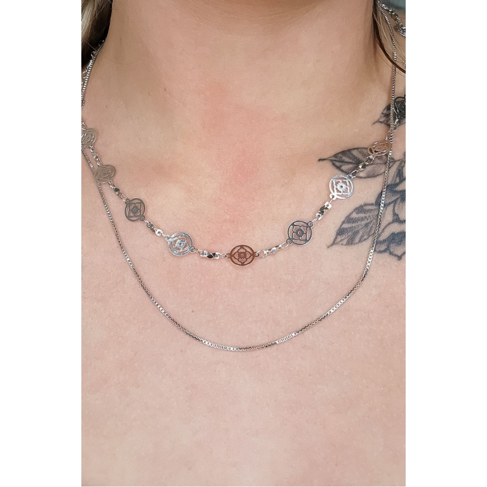 Colar com Corrente com Mini Flores Banhado em Ródio Branco