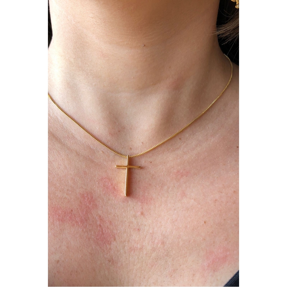 Colar com Cruz Lisa Banhado em Ouro 18k