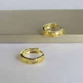 Brinco Argolinha Trabalhada com Vazado Banhado em Ouro 18k