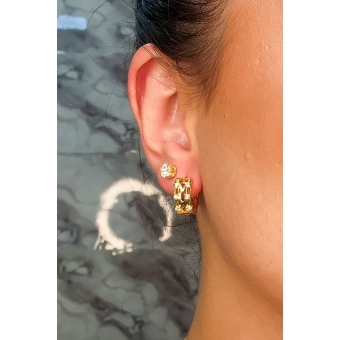 Brinco Argola Trabalhada Vazada com 4 Zircônias Banhado em Ouro 18k