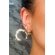 Brinco Argola Trabalhada Vazada com 4 Zircônias Banhado em Ouro 18k