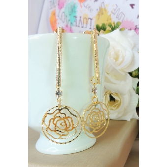 Brinco Médio De Fio Trabalhado e Flor Vazada Banhado em Ouro 18k