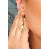 Brinco Médio De Fio Trabalhado e Flor Vazada Banhado em Ouro 18k