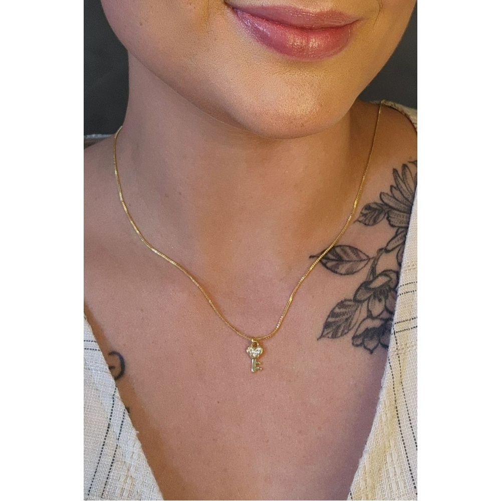 Colar com Pingente Pequeno de Chave Banhado em Ouro 18k