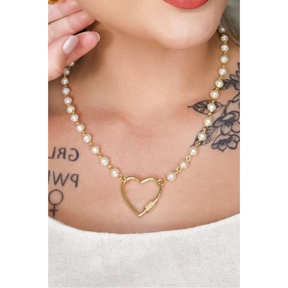 Colar de Pérola Torneada com Fecho em Forma de Coração Banhado em Ouro 18k