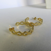 Brinco Argola Média com Vazados Ovais Banhado em Ouro 18k
