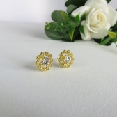 Brinco Formato Flor com Mini Zircônias Banhado em Ouro 18k