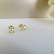 Brinco Pequeno de Pérola Trabalhado Banhado em Ouro 18k