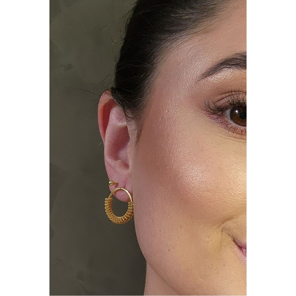 Brinco Argola Média com Metade Trabalhada Banhado em Ouro 18k