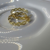 Brinco Argola Média com Vazados Ovais Banhado em Ouro 18k