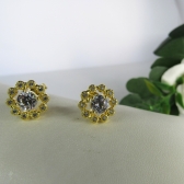 Brinco Formato Flor com Mini Zircônias Banhado em Ouro 18k
