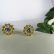 Brinco Formato Flor com Mini Zircônias Banhado em Ouro 18k
