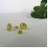 Brinco Formato Flor com Mini Zircônias Banhado em Ouro 18k