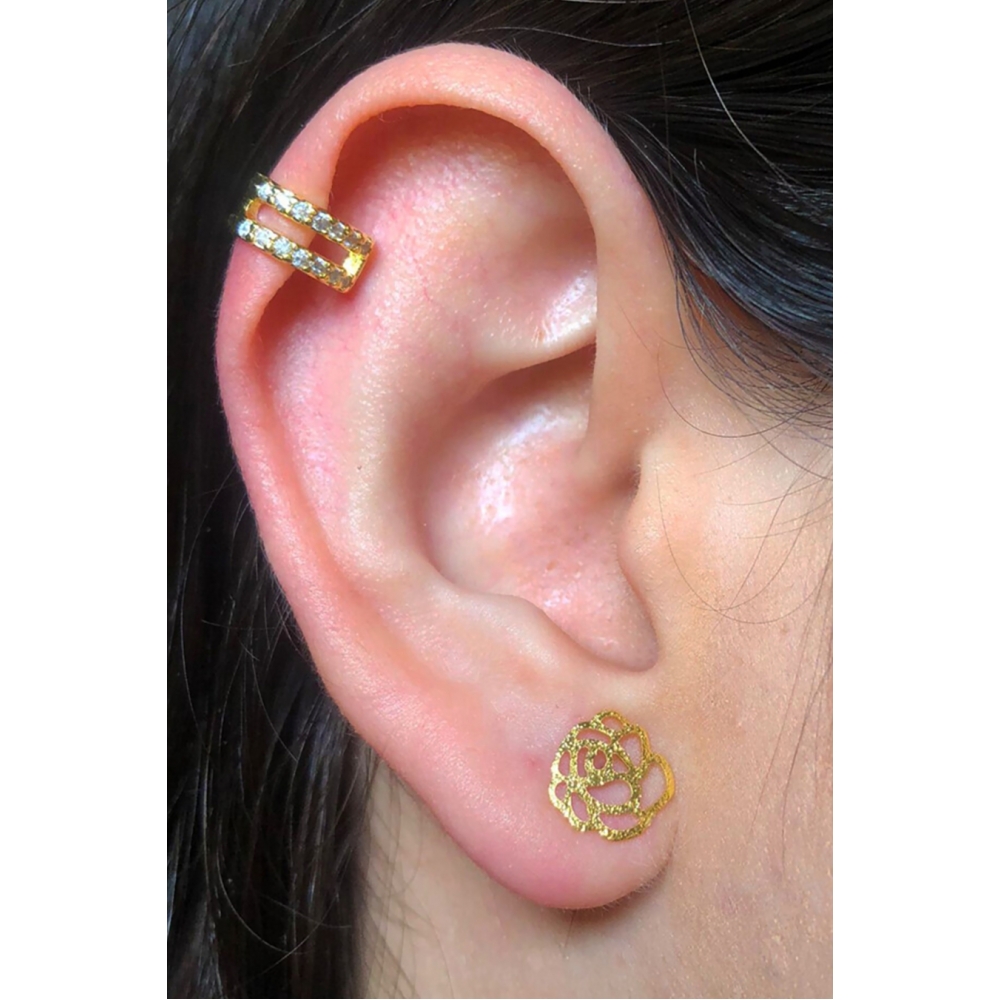 Brinco Pequeno de Rosa Vazada Banhado em Ouro 18k