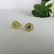 Brinco Formato Flor com Mini Zircônias Banhado em Ouro 18k