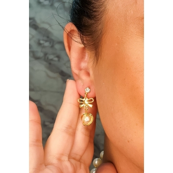 Brinco de Pérola Trabalhada com Zircônia e Laço Banhado em Ouro 18k